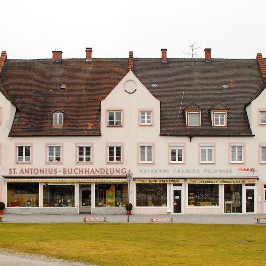 Ehemaliges Chorherrenhaus, jetzt Wohn- und Geschäftshaus
