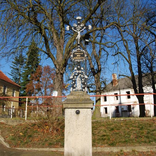 Kříž před kostelem v Chrášťanech