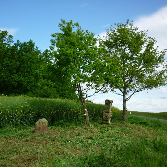 Sockel und vierseitiger Aufsatz eines Bildstocks
