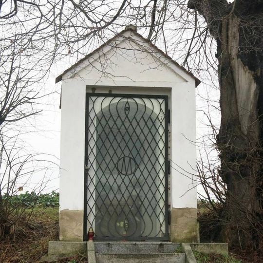 Kaplička Panny Marie u polní cesty jižně od Strupčic