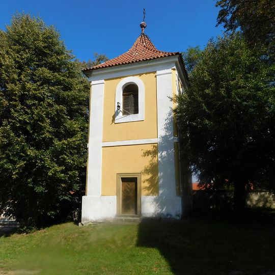 Zvonice v areálu kostela v Jirnách