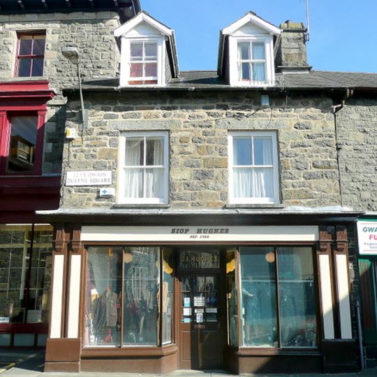 Siop Hughes,Queen's Square