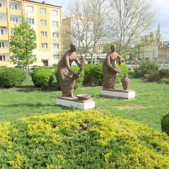 Sousoší alegorie Pohostinství u kruhového objezdu v ulici Rooseweltova v Sokolově