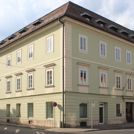 Landesschulratsgebäude mit altkath. Markuskirche