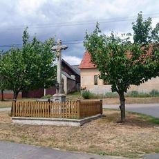 Kříž na návsi v Odlochovicích