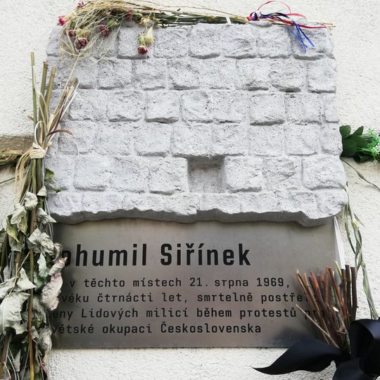 Pamětní deska Bohumilu Siřínkovi na Tylově náměstí v Praze