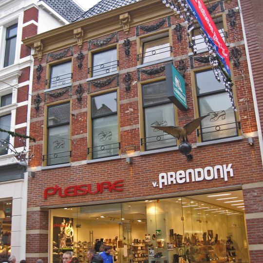 Dubbel pand met versierde gevel en lijst