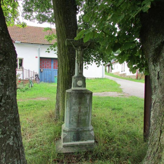 Kříž na návsi v Častoníně