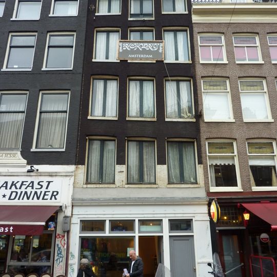 Pand met van zijn bekroning beroofde gevel