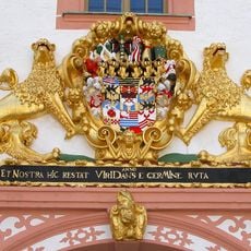 Einzeldenkmal in o. g. Sachgesamtheit: Jagdschloss als geschlossene Vierflügelanlage mit Hauptportal im nördlichen Torflügel, südlichem Torflügel, östlicher Schlosskapelle sowie Innenausstattung, nördlich der Schlossanlage vorgelagertes Torhau