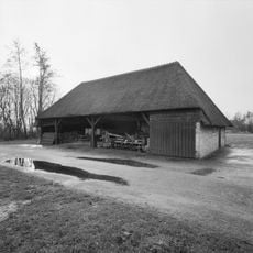 Wagenschuur onder dwars rieten schilddak