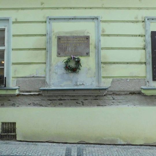 Pamětní deska Cyrila Merhouta ve Vlašské ulici na Malé Straně