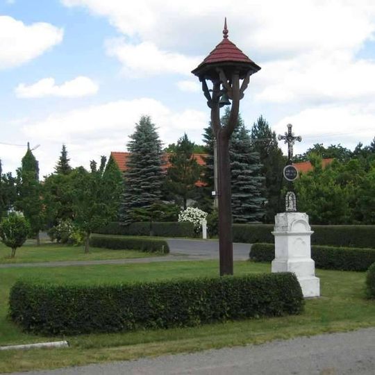 Zvonička a boží muka ve středu obce Janova Ves