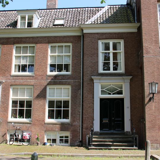 Pand met sobere lijstgevel, tegenhanger van nr 2