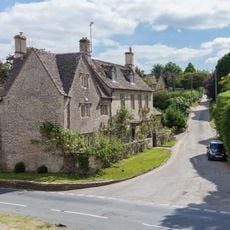 Arlington Manor With Forecourt Wall