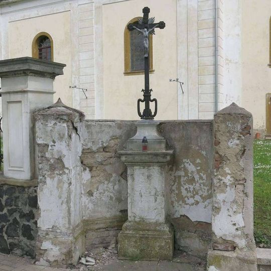 Kříž u kostela v Modlanech