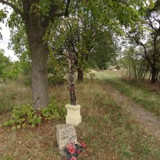 Kříž severně od vsi