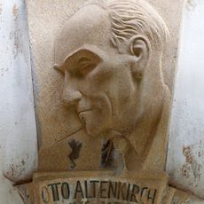 Wohnhaus und Gedenkplatte (Wandrelief) des Landschaftsmalers Otto Altenkirch Otto-Altenkirch-Straße 26