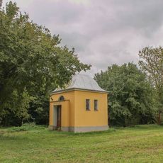 Kaplička v Hlušovicích za kostelem