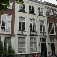 Pand met gevel in Lodewijk XVI stijl met kroonlijst op gesneden consoles