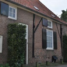 Boerderij met vakwerk-voorgevel, roedenverdeling