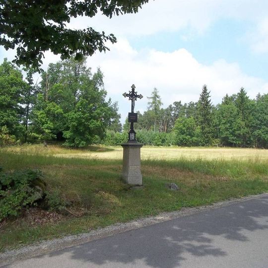 Kříž východně od Kadova u rozcestí
