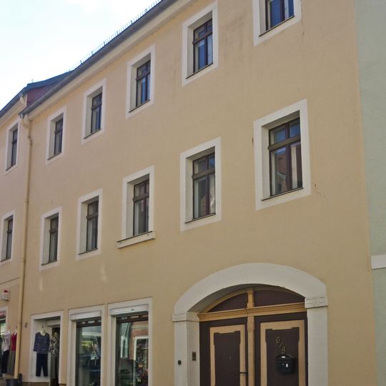 Ackerbürgerhaus in geschlossener Bebauung, mit bemerkenswerter Durchfahrt und wertvollem Torblatt Herrengasse 6