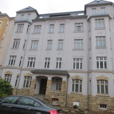 Mietshaus in geschlossener Bebauung mit Vorgarten und Einfriedungsmauer Horst-Menzel-Straße 32