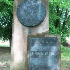 Pomník Miroslava Tyrše v parku u zámku v Jizerním Vtelně