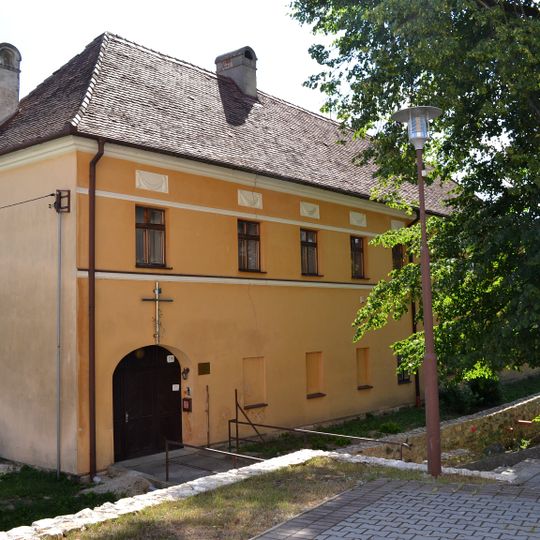 Kostol sv. Trojice s areálom, fara