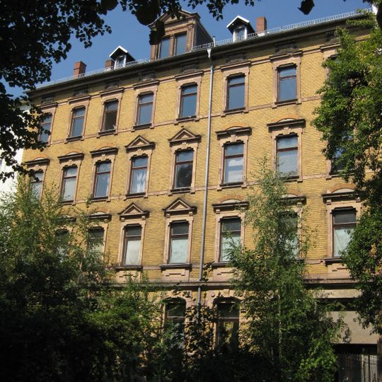 Mietshaus in geschlossener Bebauung mit Vorgarten Altenhainer Straße 29