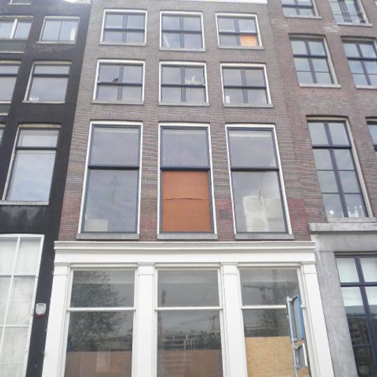 Pand met gevel onder rechte klossenlijst