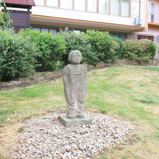 Socha Kluk u Domova seniorů v Bystřanech