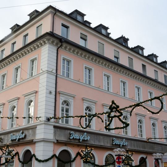 Wohn- und Geschäftshaus