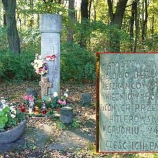 Pomnik ofiar Fortu VII nad Rusałką w Poznaniu (południowy brzeg)