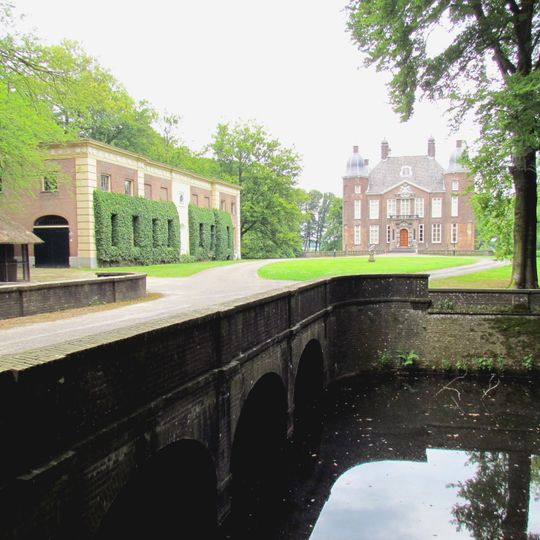 Biljoen: voorplein met keermuren en bruggen