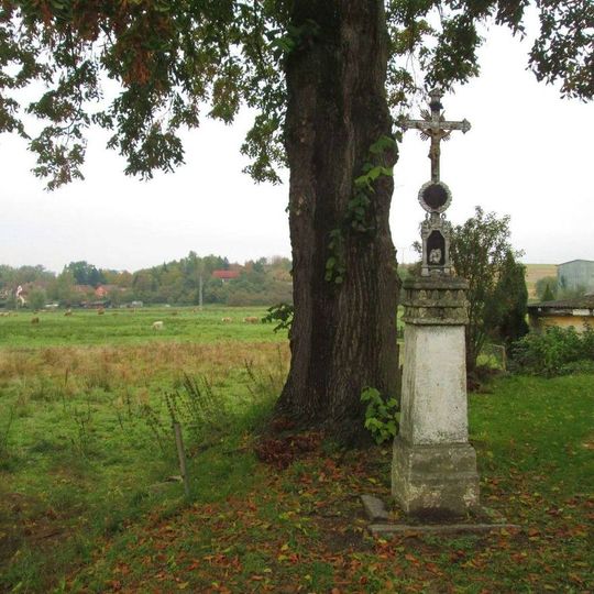 Kříž u kostela ve Lštění