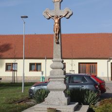 Kříž u kostela Nejsvětější Trojice ve Vladislavi
