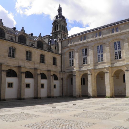 Cour Mably