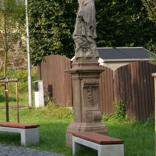 Socha svatého Jana Nepomuckého v Hálkově ulici v Lomnici nad Popelkou