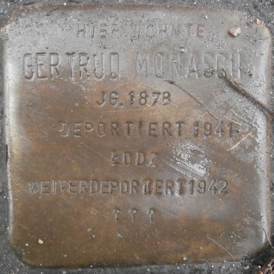 Stolperstein en memoria de Gertrud Monasch