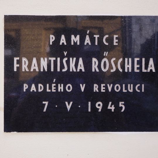 Pamětní deska Františka Röschela na domě Kaprova 49/8 v Praze