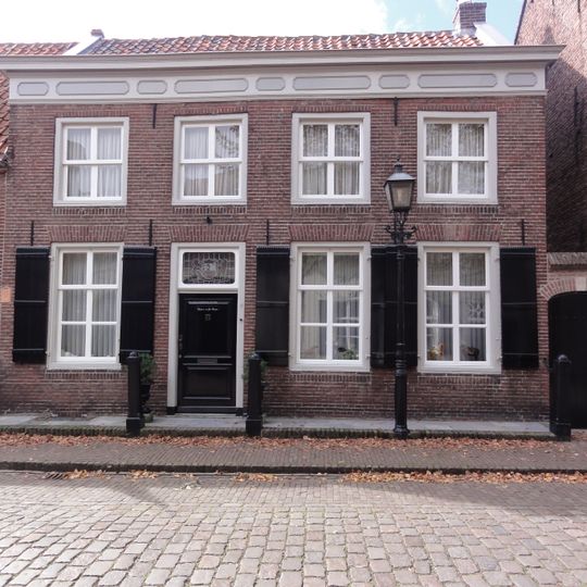 Woonhuis met verdieping, lijstgevel en zadeldak tussen zijtopgevels met vlechtingen