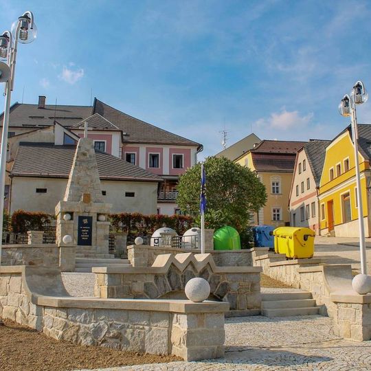 Pomník padlým ve Štítech na náměstí Míru