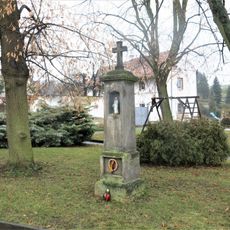 Kříž u autobusové zastávky v Královicích