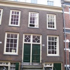 Pand met gevel onder rechte lijst met attiekverdieping