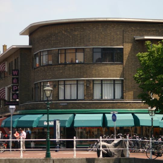 Gebouw met negen winkels en een zelfde aantal bovenwoningen