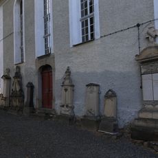 Einzeldenkmale der Sachgesamtheit Dorfkirche und Friedhof Friedersdorf: Kirche Oberfriedersdorf, sechs Grabmale an der südöstlichen Kirchenwand, zwei Torsäulen nordwestlich der Kirche, Treppenaufgang mit zwei Pfeilern zum neuen Friedhof, zwei Gruf