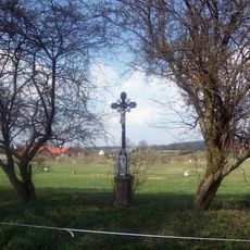 Kříž u polní cesty východně od Benešova