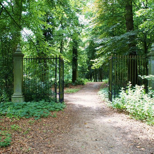 Huis Wolfslaar: hek bij de achteringang van het park